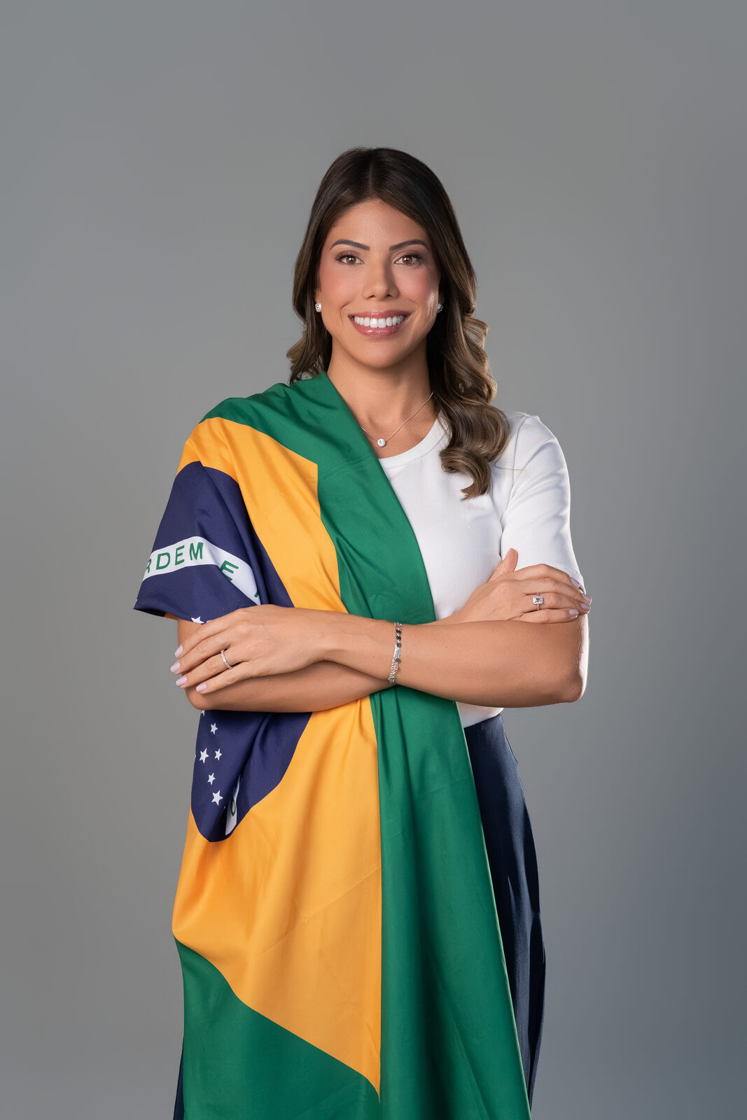Luiza Böer com a bandeira do Brasil
